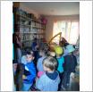 Galeria zdjęć:  	Dzieci z Przedszkola Samorządowego w Gorzkowicach w bibliotece. Link otwiera powiększoną wersję zdjęcia.